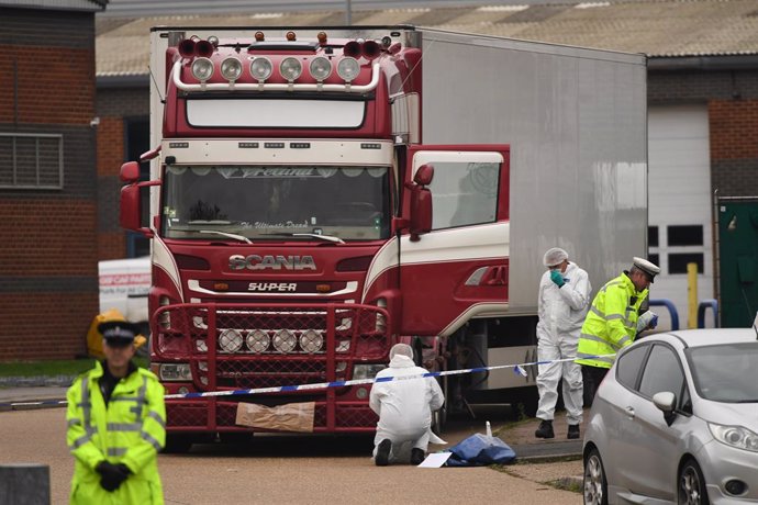 Archivo - 23 October 2019, England, Grays: Policemen stand in front of a lorry container at the Waterglade Industrial Park after 39 bodies were found inside a lorry container. Police said the truck driver was arrested. Photo: Stefan Rousseau/PA Wire/dpa