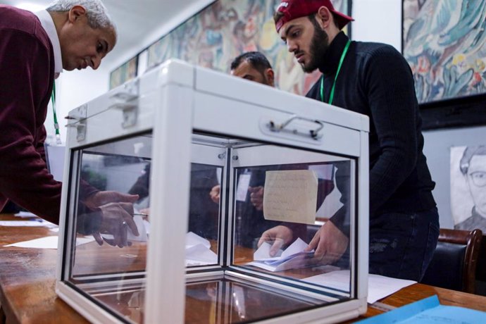 Archivo - 12 December 2019, Algeria, Algiers: Election workers count ballot papers following the presidential election at a polling station. Photo: Farouk Batiche/dpa