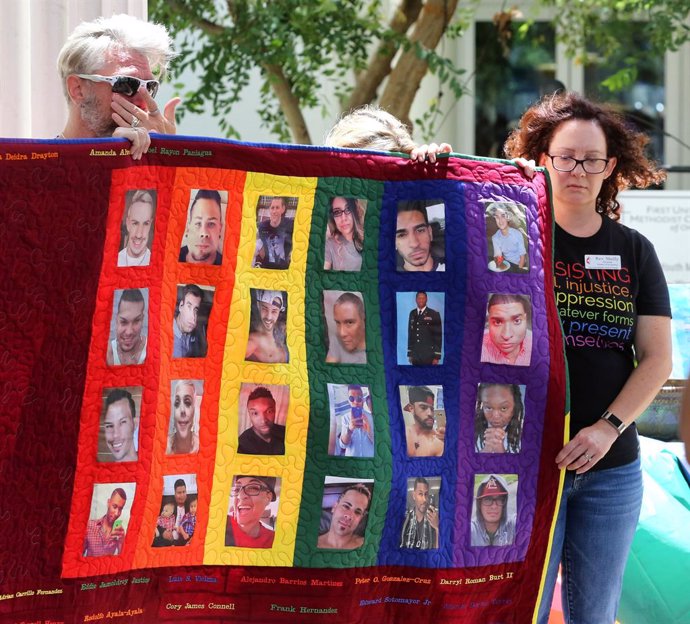 Archivo - 12 June 2019, US, Orlando: Mourners hold a memorial quilt during a ceremony marking the three-year anniversary of the Pulse nightclub shooting that killed 49 victims. Photo: Joe Burbank/TNS via ZUMA Wire/dpa