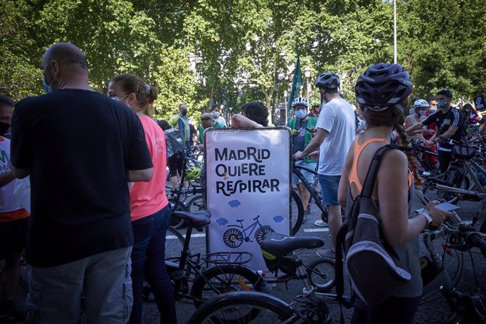 Una pancarta reza "Madrid quiere respirar", en una manifestación en bicicleta en defensa de Madrid Central