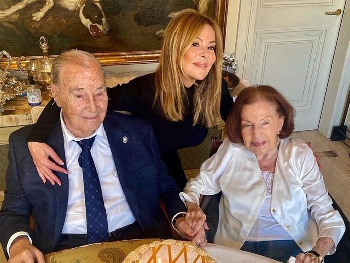 ANA OBREGÓN CON SUS PADRES