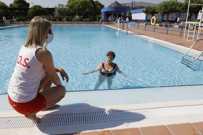 Más de 10.300 personas se dan su primer baño de la temporada de verano entre las 22 piscinas municipales.