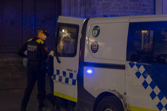Agentes de la Guardia Urbana de Barcelona, frente a jóvenes en ambiente festivo, a 22 de mayo de 2021, en Barcelona, Catalunya (España).