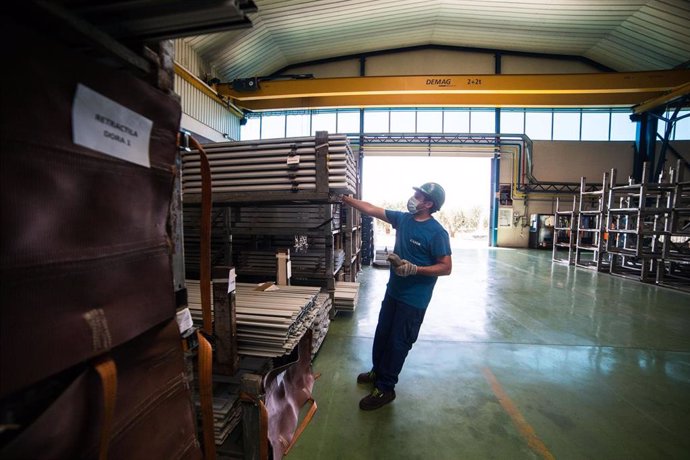 Archivo - Un trabajador durante su jornada laboral 