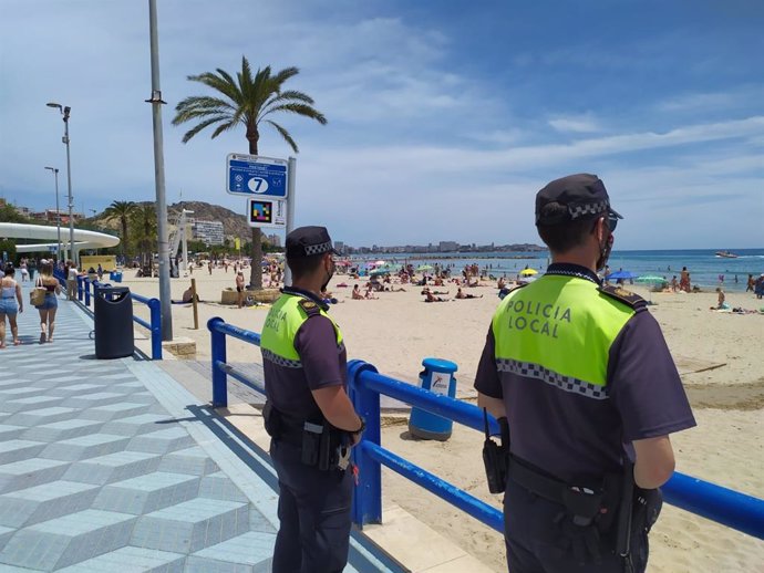 Agentes de la Policía Local de Alicante vigilan las playas