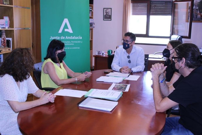 Esther Simancas, asesora de programas del Instituto Andaluz de la Juventud en Cádiz, con el alcalde de Barbate, Miguel Molina