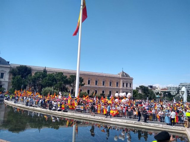 Más de mil personas se concentran ya desde las 11.00 horas en la madrileña Plaza de Colón para proetestar contra los indultos a los líderes del procés. En Madrid, a 13 de junio de 2021.