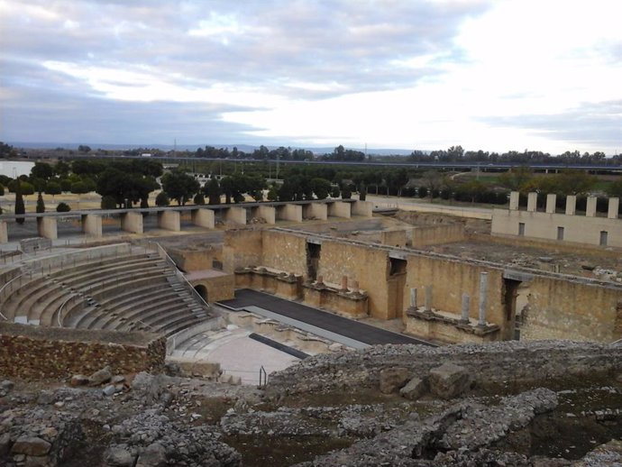 Archivo - Teatro romano de Itálica, construido antes de la expansión de Adriano