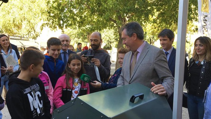 Archivo - El alcalde de Sevilla, Juan Espadas, junto a un ecopunto, en una imagen de archivo.