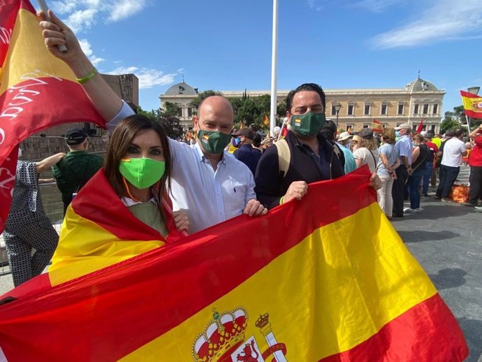 Los diputados de VOX en las Cortes de Aragón, Marta Fernández, Santiago Morón y David Arranz, en la protesta contra los indultos de los presos del 'procés', en la plaza Colón de Madrid.