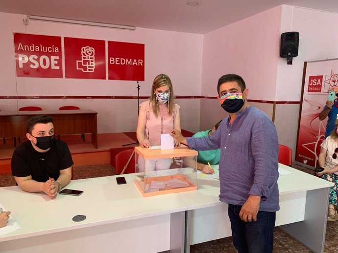 El secretario general del PSOE de Jaén, Francisco Reyes, este domingo votando en las primarias para la candidatura a la Junta de Andalucía.