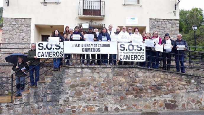 Archivo - Foto de archivo de una concentración en Villanueva de Cameros de Marea Blanca y SOS CAmeros