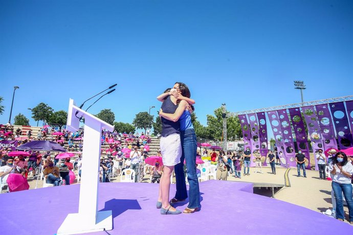 La ministra de Igualdad, Irene Montero (i) y la ministra de Derechos Sociales y candidata a secretaria general de Unidas Podemos, Ione Belara (d), se abrazan en la IV Asamblea Ciudadana Estatal de Podemos, a 13 de junio de 2021, en el Auditorio Parque d