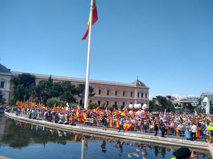 Más de mil personas se concentran ya desde las 11.00 horas en la madrileña Plaza de Colón para proetestar contra los indultos a los líderes del procés. En Madrid, a 13 de junio de 2021.