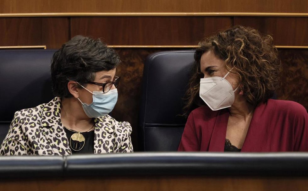 La ministra de Asuntos Exteriores, Unión Europea y Cooperación, Arancha González Laya (i), conversa con la ministra portavoz y ministra de Hacienda, María Jesús Montero, en una sesión de control al Gobierno en el Congreso