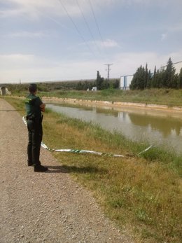 Un agente de Guardia Civil en la zona donde se ha encontrado una camiseta y las zapatillas del niño desaparecido en Gallur (Zaragoza).