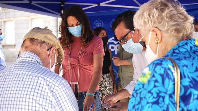 La secretaria general del PP Andaluz, Loles López, este domingo en Huelva en la recogida de firmas contra el indulto a los políticos catalanes condenados por el referéndum independentista.