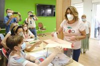 Susana Díaz vota con muy "buenas impresiones" y anima a "defender la dignidad" del PSOE-A en las primarias