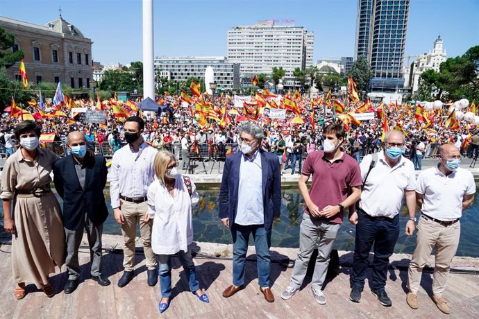 La exdirigente del PP vasco, María San Gil (1i) y la exdiputada y una de la simpulsoras de Unión 78 (4i), participan en una concentración contra los indultos a los presos del procés, en la Plaza de Colón, a 12 de junio de 2021, en Madrid (España).