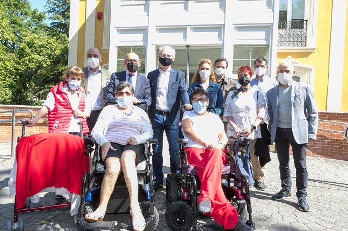 Visita del diputado general, Ramiro González, a  la residencia Goizalde, destinada a personas con grave discapacidad física