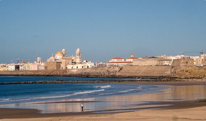 Archivo - Imagen de archivo de la Playa de Santa María del Mar de Cádiz.