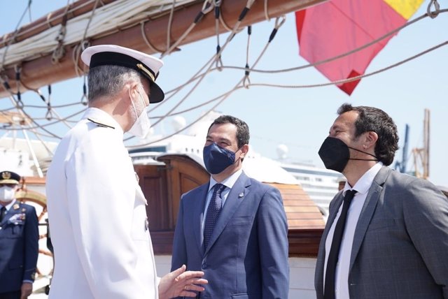 El Rey Felipe VI, el presidente de la Junta de Andalucía, Juanma Moreno, y el alcalde de Cádiz, José María González.