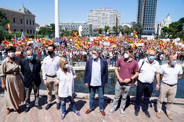 La exdirigente del PP vasco, María San Gil (1i) y la exdiputada y una de la simpulsoras de Unión 78 (4i), participan en una concentración contra los indultos a los presos del ‘procés’, en la Plaza de Colón, a 12 de junio de 2021, en Madrid (España). 