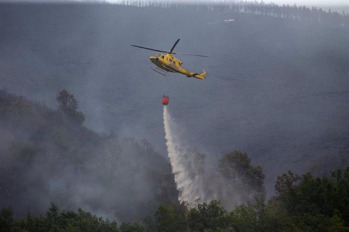 Labores de extinción del incendio forestal que se originó la pasada madrugada en el entorno de la localidad de Ferreirós de Abaixo, en el municipio de Folgoso do Courel, a 12 de junio de 2021, en Lugo, Galicia (España). El incendio forestal ha quemado u