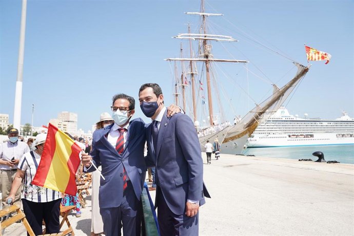 Juanma Moreno posa tras la recepción al Juan Sebastián Elcano en el Muelle de Cádiz.