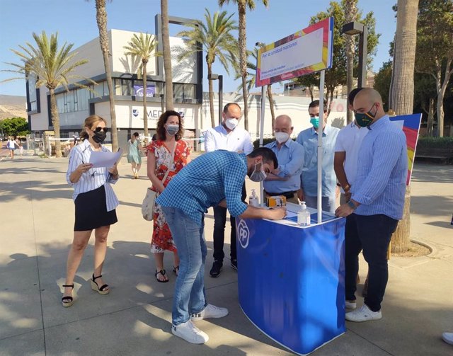 El alcalde de Almería, Ramón Fernández-Pacheco, en el momento de estampar su firma contra el indulto a los políticos catalanes condenados por el procés.