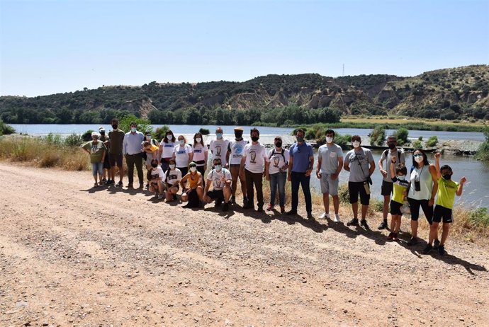 Más de una veintena de voluntarios recogen media tonelada de basuraleza junto al Tajo en Talavera