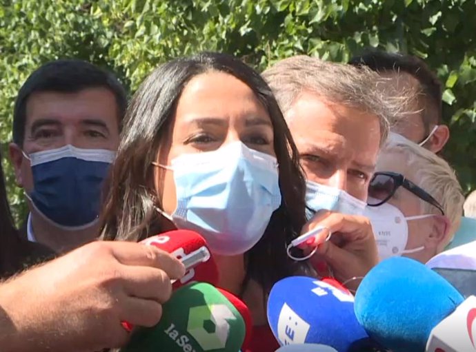 Inés Arrimadas vas agafar a la manifestació contra els indults a Madrid