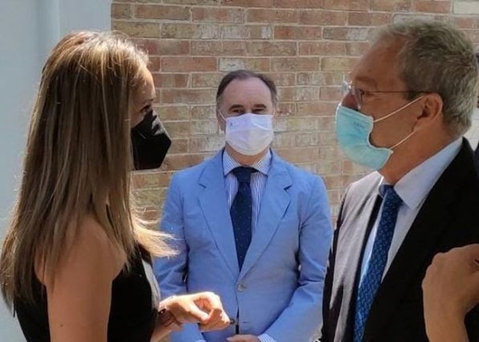 La coordinadora de Cs en Huelva y diputada provincial, María Ponce, con el consejero de Transformación Económica, Rogelio Velasco, en presencia del delegado territorial, Antonio Augustín.