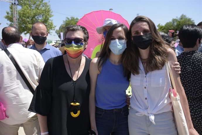 Las diputadas de Podemos por Baleares Antonia Jover y Lucía Muñoz junto a la ministra de Derechos Sociales y nueva secretaria general de Podemos, Ione Belarra.