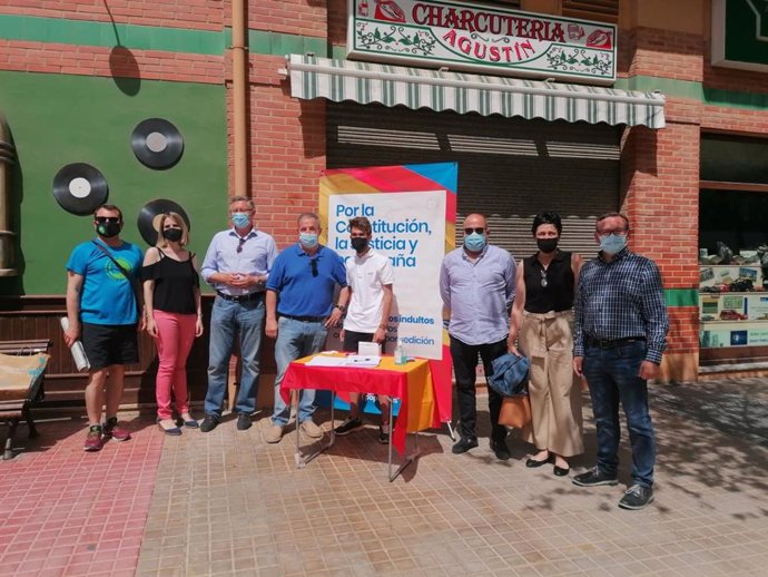 Recogida de firmas contra los indultos en Teruel.