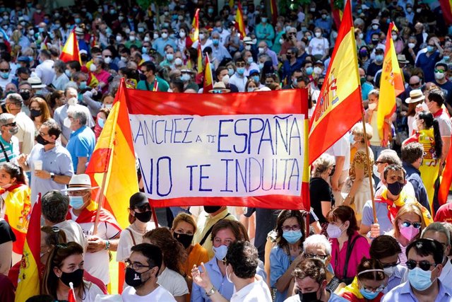 Un cartel en el que se lee: `Sánchez a ti España no te indulta, durante la concentración en la que han participado una multud de personas, contra los indultos a los presos del ‘procés’, en la Plaza de Colón, donde han participado una multitud de personas