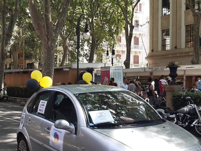 Más de 150 vehículos participan en una nueva caravana en Palma contra el abuso de la temporalidad en las administraciones.
