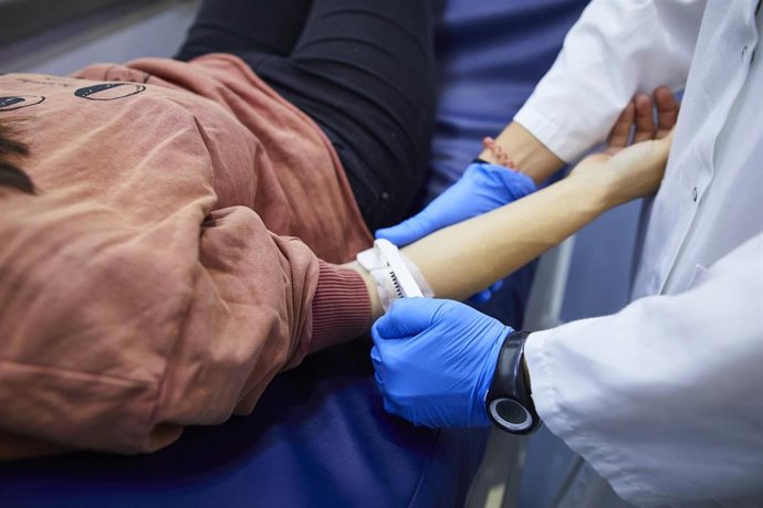 Archivo - Una donante se prepara para donar sangre