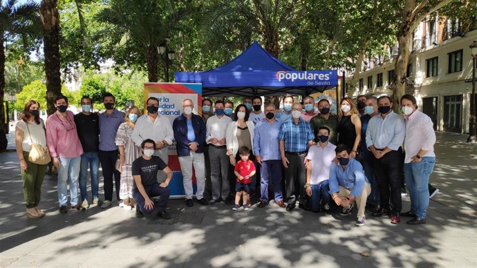 Imagen de este domingo de la carpa montada por el PP de Sevilla para la recogida de firmas contra los indultos a los políticos condenados por el procés.