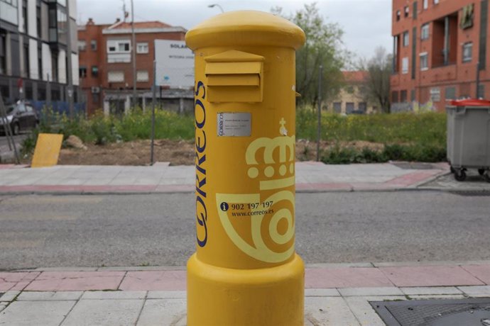 Archivo - Un buzón el mismo día en que ha comenzado a reducirse el horario de apertura de la red de las 2.500 oficinas postales de Correos como contención al coronavirus, en Madrid (España), a 16 de marzo de 2020.