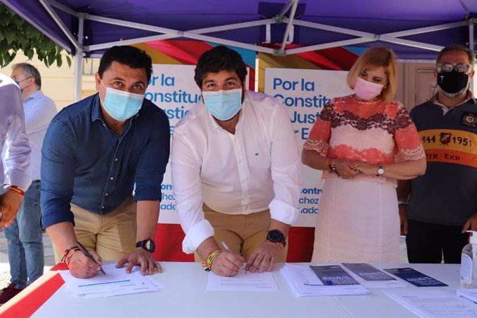 El presidente del Partido Popular de la Región de Murcia, Fernando López Miras, junto al secretario general, José Miguel Luengo en la recogida de firmas contra los indultos