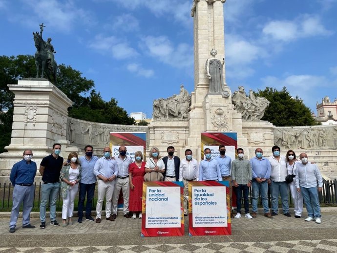 Imagen de este domingo de los dirigentes del PP de Cádiz ante el monumento de la Constitución.
