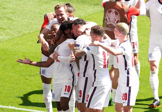 La selección inglesa celebra el gol de Raheem Sterling ante Croacia