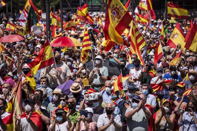 Vista general de la concentració contra els indults als presos de el 1-O en la qual han participat una multitud de persones, a la Plaa de Colón, a 13 de juny de 2021, a Madrid