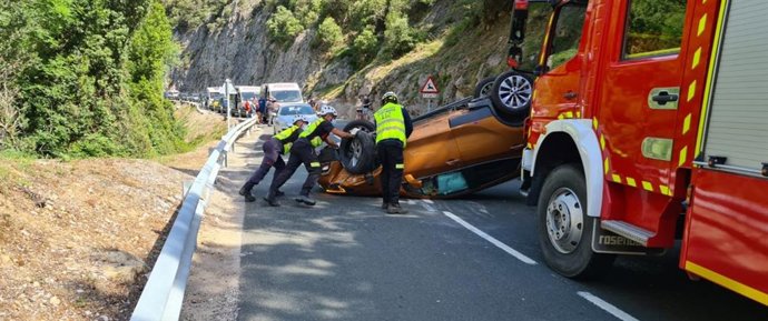 Archivo - Vuelco de un vehículo en el Desfiladero de La Hermida