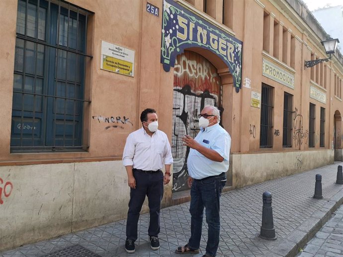 El concejal de Ciudadanos, Lorenzo López Aparicio, en su visita a la Nave Singer en la calle Lumbreras.