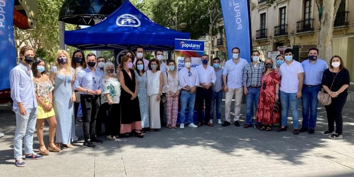 Dirigentes del PP de Córdoba este domingo en la recogida de firmas contra el indulto a los políticos condenados por el procés.