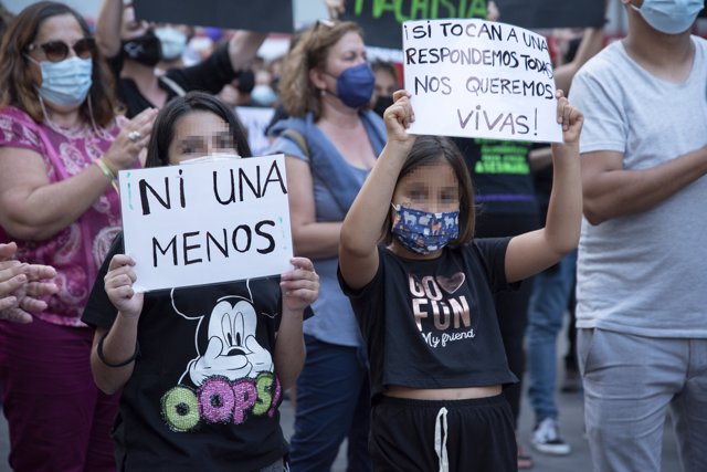 Dos niñas participan en una concentración feminista en la Plaza de la Candelaria en repulsa por el asesinato de Anna y Olivia