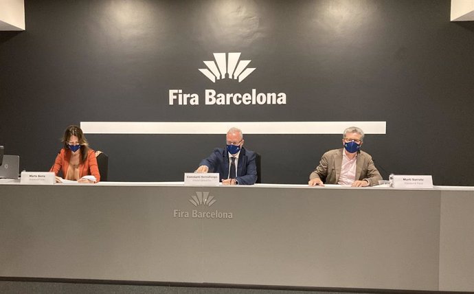 El director de Fira de Barcelona, Constantí Serrallonga, al costat del president de B-Travel, Martí Serrate, i la directora de B-Travel, Marta Serra