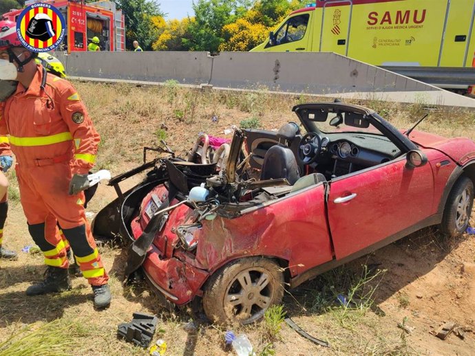 Estado del vehículo tras dar varias varias vueltas de campana en la A-3 en Siete Aguas (Valencia)